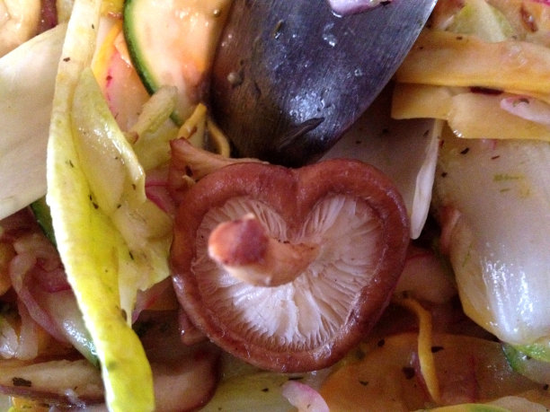 心型蘑菇生沙拉图片下载