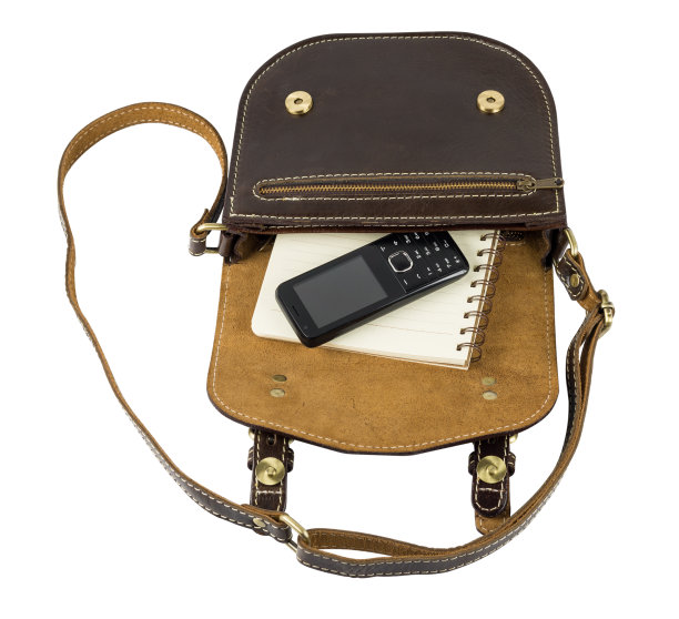 白色背景的皮包上放着手机和笔记本图片下载