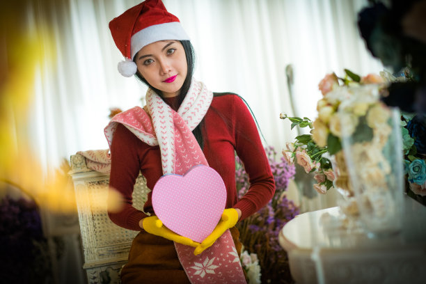 拿着冬衣的小女孩拿着圣诞礼盒图片下载