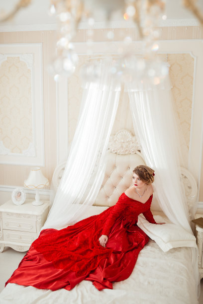 穿着红裙子的漂亮女人图片下载