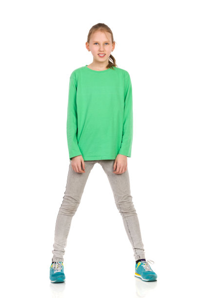 金发女孩两腿分开站立图片下载