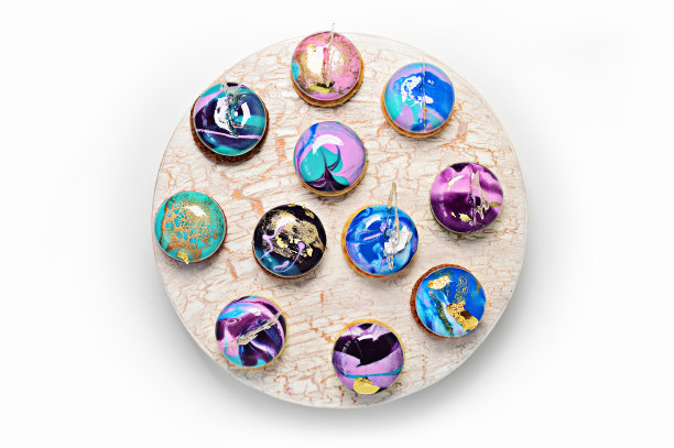 白色背景上充满活力的纸杯蛋糕图片下载