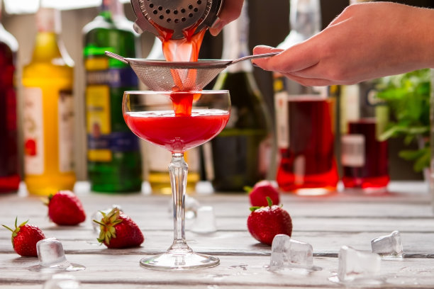 红色饮料从筛子里流出来。图片下载