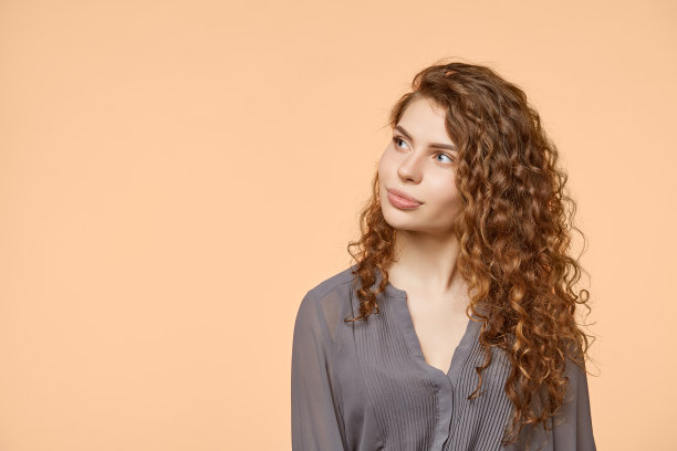 女人米色背景拷贝空间图片下载