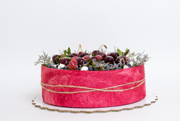 玫瑰婚礼饼干水果蛋糕与浆果和一些绿色图片下载