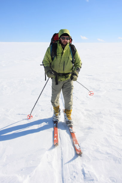 游客在冬季徒步旅行图片下载