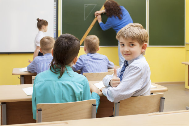 可爱的白人小学生图片下载