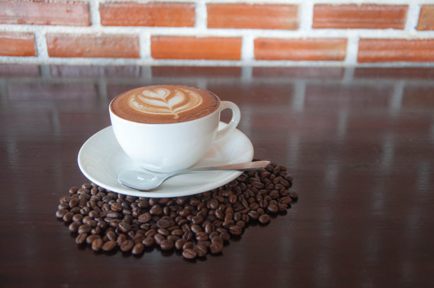 饮料。热咖啡。拿铁艺术。图片下载