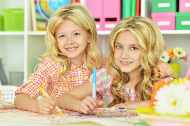 女孩们正在上美术课图片下载