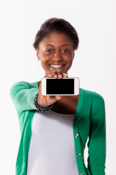 拿着智能手机的非洲裔美国女性图片下载