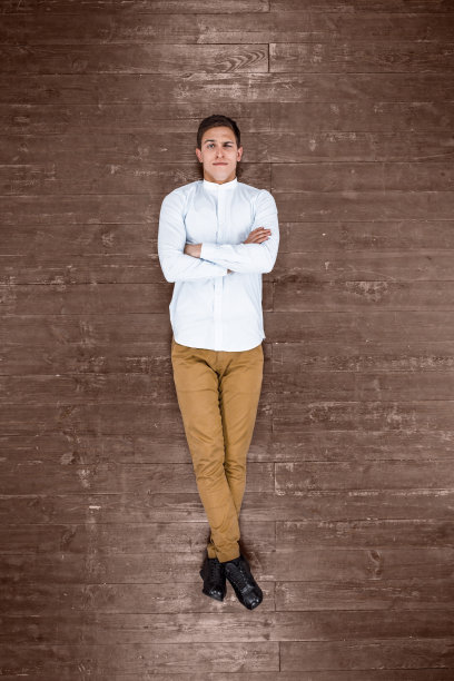 俯视图照片的人在木地板上图片下载