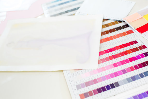 一件衣服和一套布料的草图图片下载