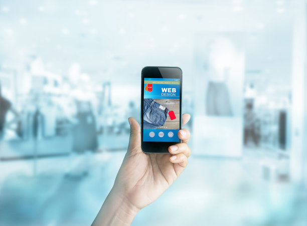 女人的手和智能手机网站设计的购物中心图片下载