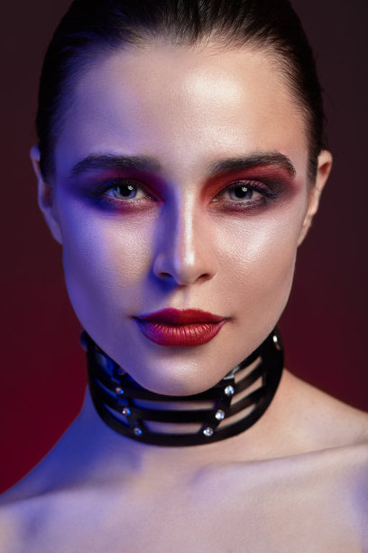 美丽的肖像年轻美丽的女孩与明亮的化妆图片下载