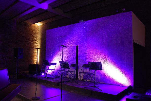 在舞台上图片下载