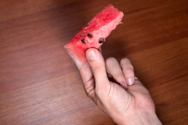 手里拿着一片西瓜图片下载