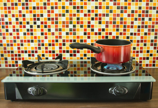 厨房里煤气炉上的红锅。图片下载