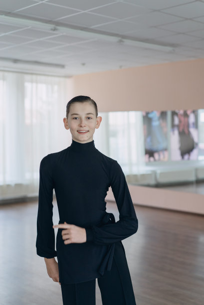 一个正在跳舞的小男孩的肖像图片下载