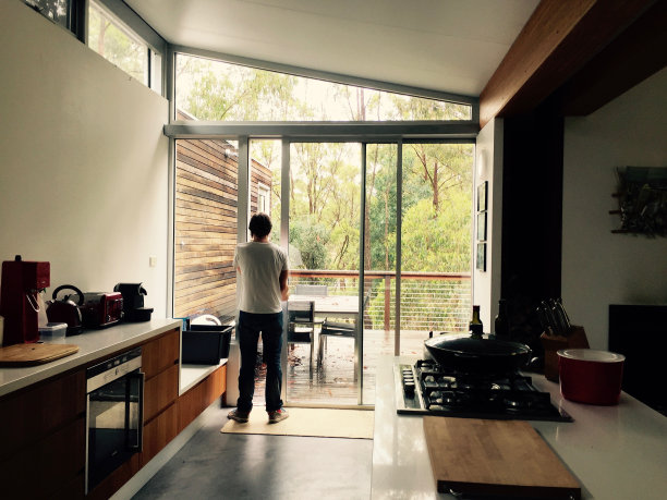 一个男人在设计厨房图片下载