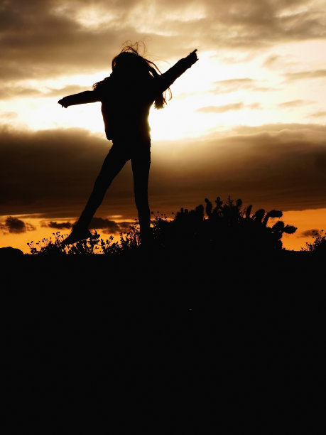 女孩跳轮廓图片下载