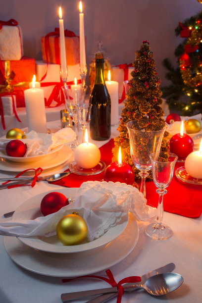 为平安夜精心布置的餐桌图片下载