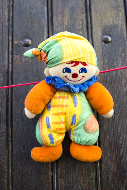 晾衣绳上的布娃娃图片下载