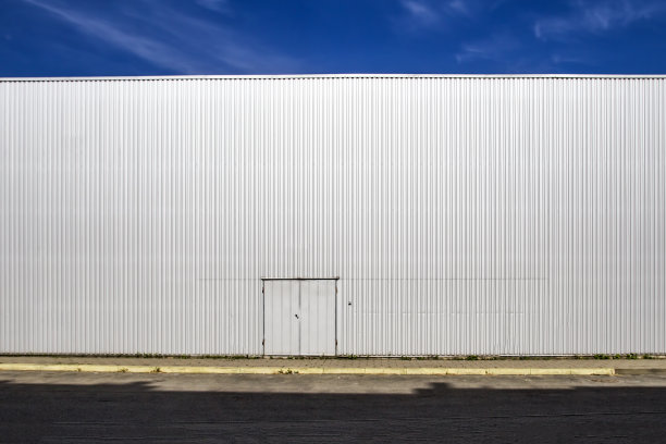 瓦楞铁皮墙带着一扇门，街道上的影子图片下载