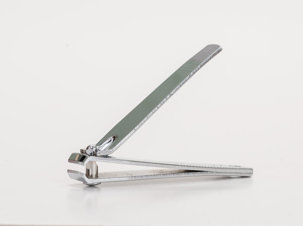 指甲或脚趾甲剪在白色的背景上，打开图片下载