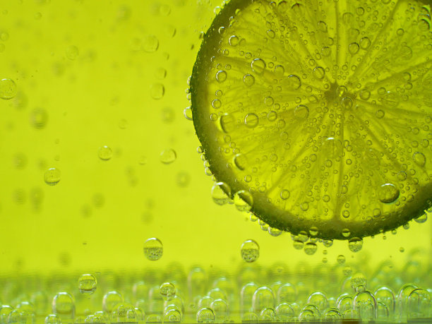 绿色背景的苏打水里的石灰图片下载