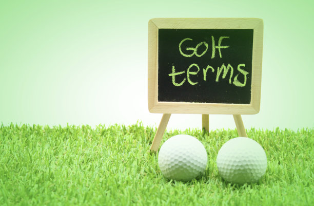 绿色草地上有文字的高尔夫球图片下载