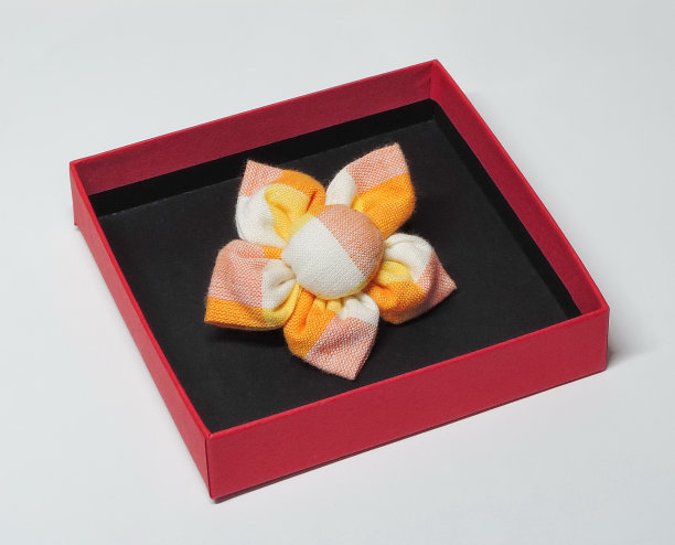 手工人造布花黑色与红色盒子。图片下载