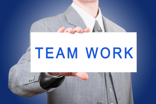 商人显示一个大的卡片与文字团队工作图片下载
