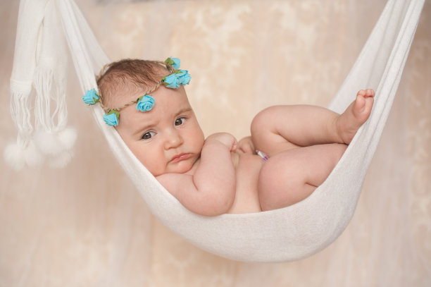 新生儿躺在吊床上的肖像图片下载