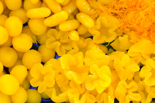 甜蛋松和蛋黄软糖球在糖浆煮图片下载