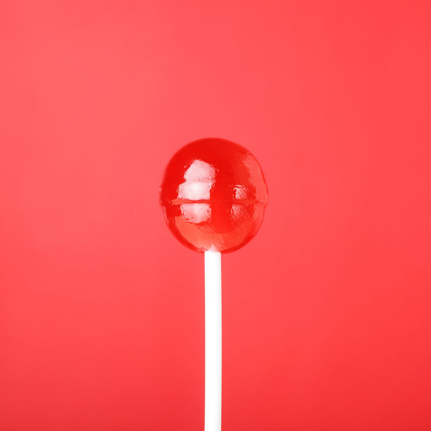 红色背景上的红色棒棒糖图片下载