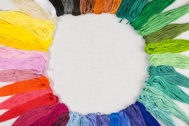 白色帆布上的一束束绣花线图片下载