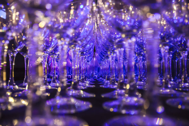 杯闪闪发光的背景图片下载