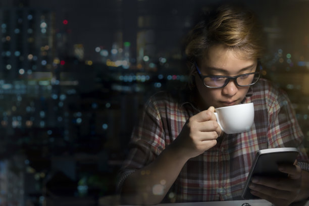 商务人士在晚上加班。图片下载