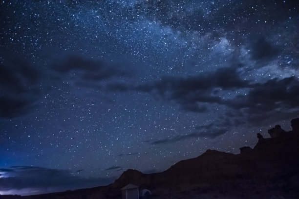 银河的夜空，白云，峡谷和野营地素材图片