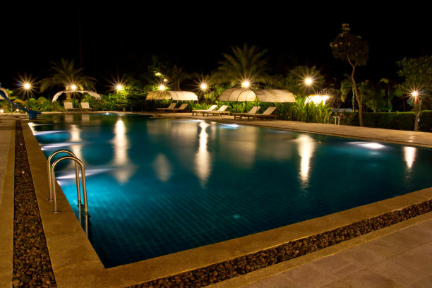 晚上游泳池图片下载