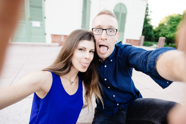 一对年轻夫妇在户外自拍图片下载