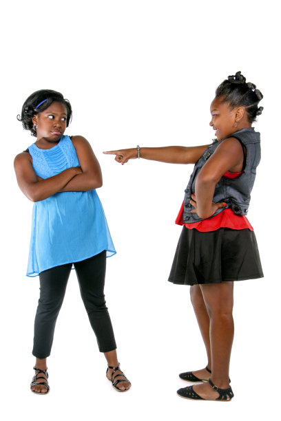 恃强凌弱的女孩红色对蓝色图片下载