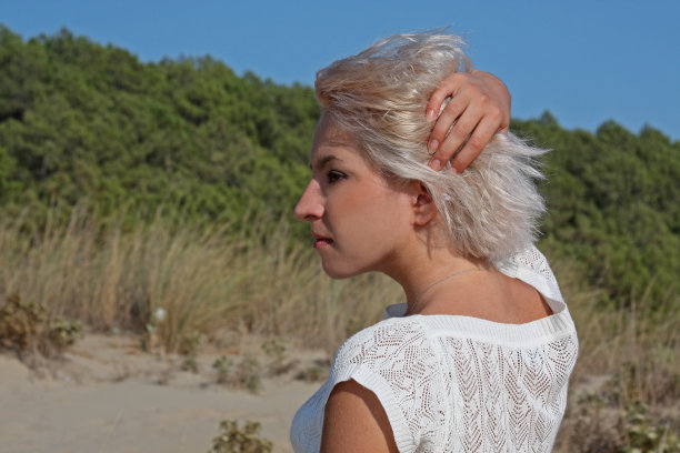 美丽的年轻女子图片下载