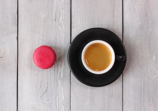 复古木头上的粉色杏仁浓咖啡图片下载