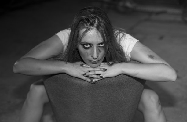 年轻女人的睫毛膏弄脏了图片下载