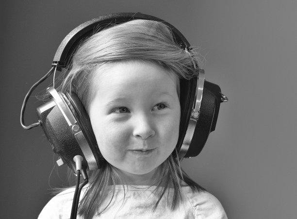 可爱的女孩喜欢音乐图片下载