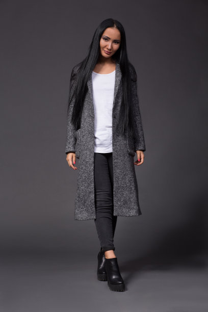 工作室里的黑发模特图片下载