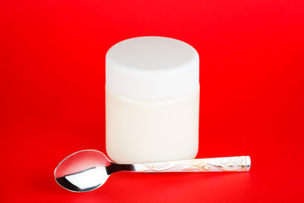 红色背景的酸奶瓶图片下载