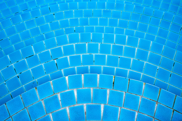游泳池里的蓝色瓷砖图片下载