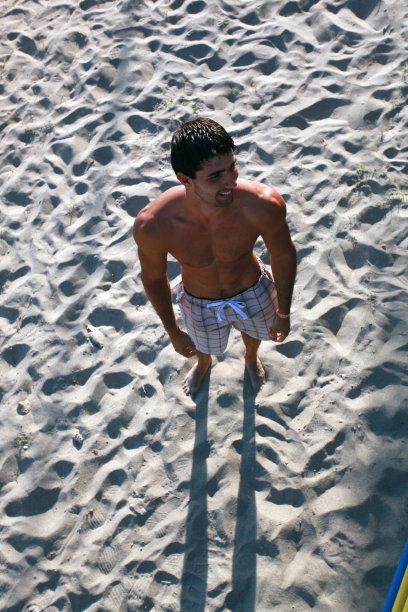 海滩上的年轻人图片下载